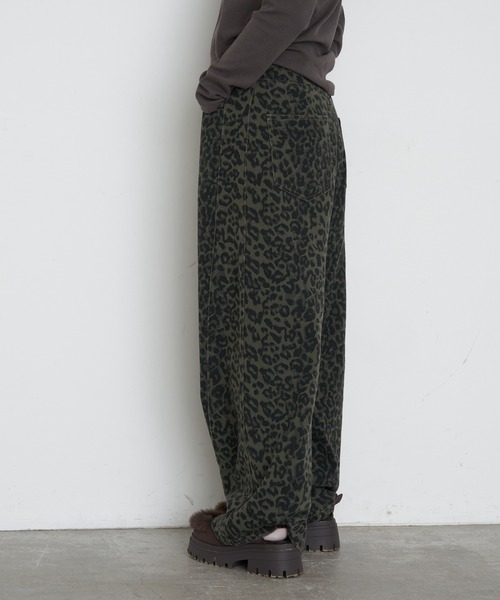 RAY CASSIN（レイカズン）の「【ウエスト調節可/2サイズ展開】ヒョウ柄サイド切替デニムワイドパンツ（デニムパンツ・レディース・グリーン系その他2/ベージュ系その他2/ブルー系その他2/ブラウン・FREE）」の9枚目の写真
