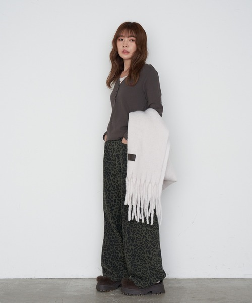 RAY CASSIN（レイカズン）の「【ウエスト調節可/2サイズ展開】ヒョウ柄サイド切替デニムワイドパンツ（デニムパンツ・レディース・グリーン系その他2/ベージュ系その他2/ブルー系その他2/ブラウン・FREE）」の11枚目の写真