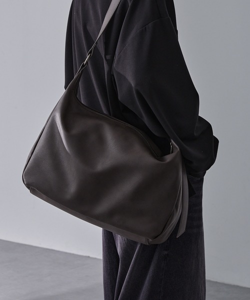 Loose/ルース(ルース)の「ビッグショルダーバッグ/A4収納可能(ショルダーバッグ・メンズ・チャコールアッシュ/ブラック・FREE)」の2枚目の写真