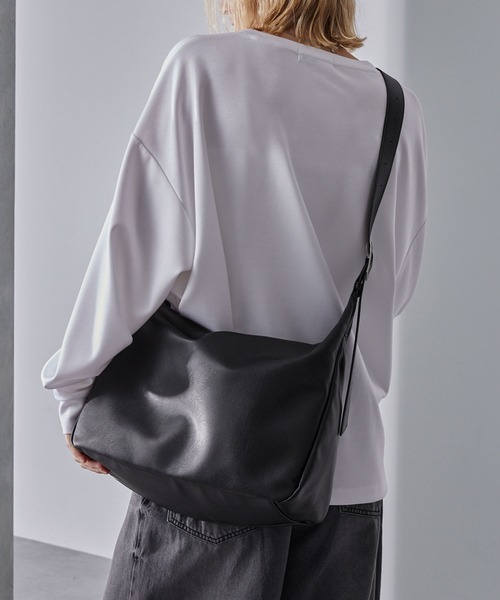 Loose/ルース(ルース)の「ビッグショルダーバッグ/A4収納可能(ショルダーバッグ・メンズ・チャコールアッシュ/ブラック・FREE)」の8枚目の写真