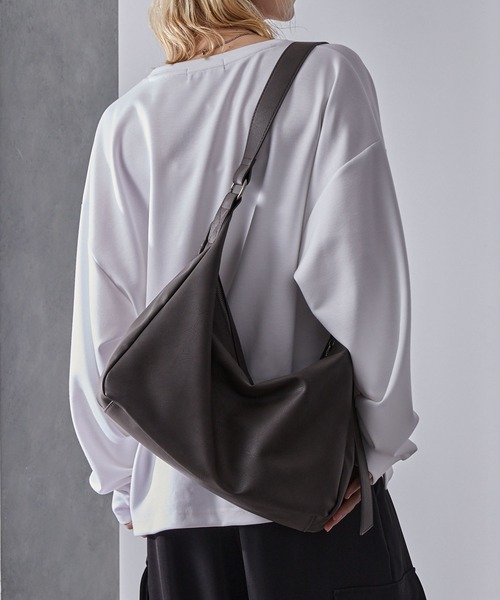 Loose/ルース(ルース)の「ビッグショルダーバッグ/A4収納可能(ショルダーバッグ・メンズ・チャコールアッシュ/ブラック・FREE)」の16枚目の写真