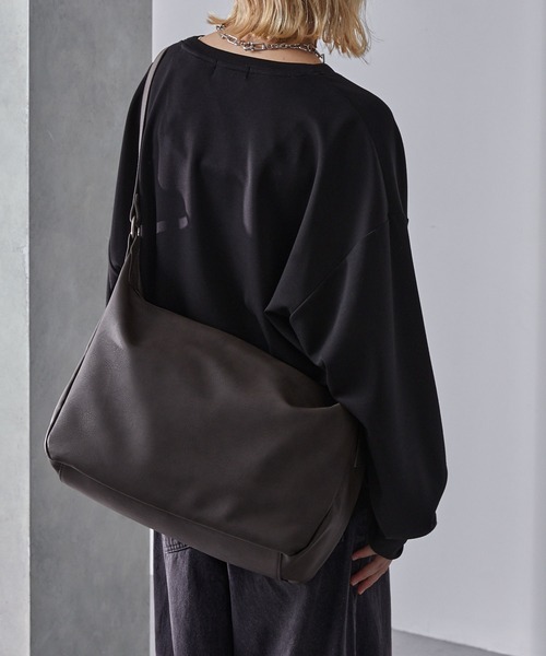 Loose/ルース(ルース)の「ビッグショルダーバッグ/A4収納可能(ショルダーバッグ・メンズ・チャコールアッシュ/ブラック・FREE)」の18枚目の写真