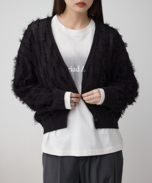 AZUL by moussy(アズールバイマウジー)の「ランダムフリンジニットカーディガン(カーディガン/ボレロ・レディース・ブラック/ブラウン/グレイッシュベージュ・FREE)」の1枚目の写真