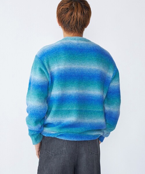City Ambient Products（シティアンビエントプロダクツ）の「City Ambient Products: 〈手洗い可能〉グラデーション オンブレ ボーダー クルーネック ニット（ニット/セーター・メンズ・ブルー/ブラック/レッド・SMALL/MEDIUM/LARGE）」の5枚目の写真