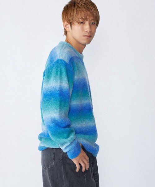 City Ambient Products（シティアンビエントプロダクツ）の「City Ambient Products: 〈手洗い可能〉グラデーション オンブレ ボーダー クルーネック ニット（ニット/セーター・メンズ・ブルー/ブラック/レッド・SMALL/MEDIUM/LARGE）」の6枚目の写真