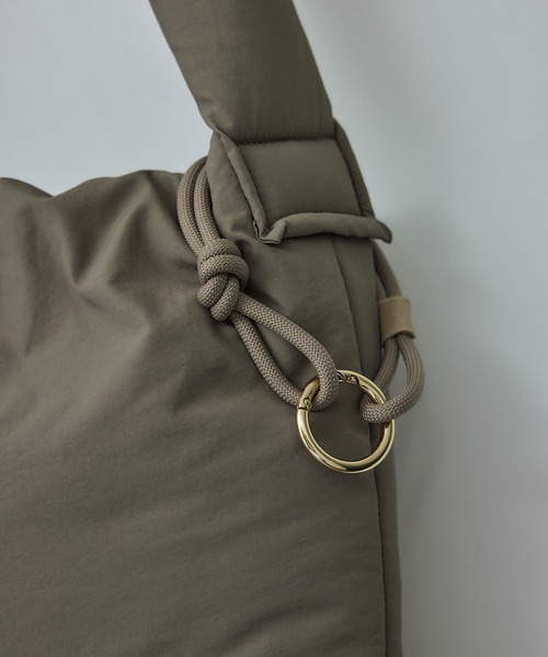 SALON adam et rope'（サロン アダム エ ロペ）の「【WEB限定】軽量パフナイロンワンハンドルトート / A4対応（トートバッグ・レディース・ブラック/ベージュ系その他・FREE）」の4枚目の写真