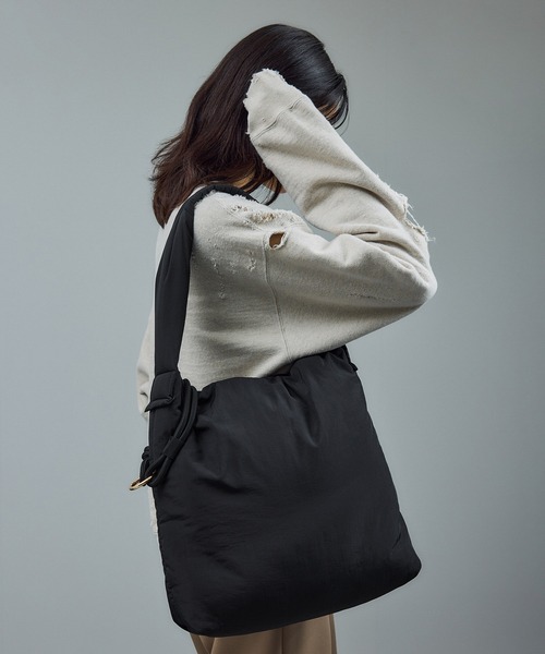 SALON adam et rope'（サロン アダム エ ロペ）の「【WEB限定】軽量パフナイロンワンハンドルトート / A4対応（トートバッグ・レディース・ブラック/ベージュ系その他・FREE）」の6枚目の写真