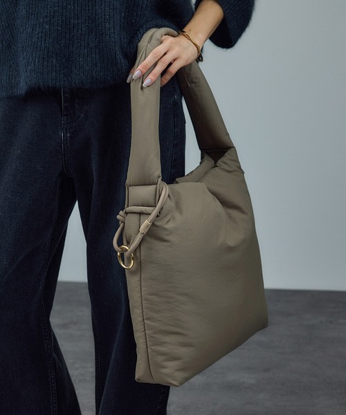 SALON adam et rope'（サロン アダム エ ロペ）の「【WEB限定】軽量パフナイロンワンハンドルトート / A4対応（トートバッグ・レディース・ブラック/ベージュ系その他・FREE）」の5枚目の写真