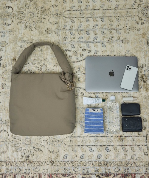 SALON adam et rope'（サロン アダム エ ロペ）の「【WEB限定】軽量パフナイロンワンハンドルトート / A4対応（トートバッグ・レディース・ブラック/ベージュ系その他・FREE）」の8枚目の写真