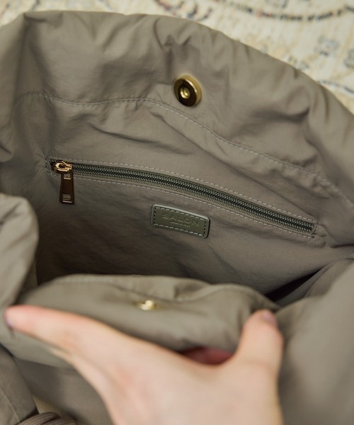 SALON adam et rope'（サロン アダム エ ロペ）の「【WEB限定】軽量パフナイロンワンハンドルトート / A4対応（トートバッグ・レディース・ブラック/ベージュ系その他・FREE）」の10枚目の写真