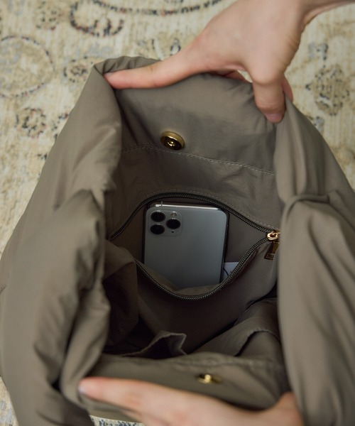 SALON adam et rope'（サロン アダム エ ロペ）の「【WEB限定】軽量パフナイロンワンハンドルトート / A4対応（トートバッグ・レディース・ブラック/ベージュ系その他・FREE）」の9枚目の写真