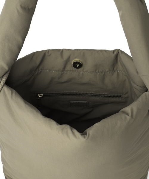 SALON adam et rope'（サロン アダム エ ロペ）の「【WEB限定】軽量パフナイロンワンハンドルトート / A4対応（トートバッグ・レディース・ブラック/ベージュ系その他・FREE）」の13枚目の写真