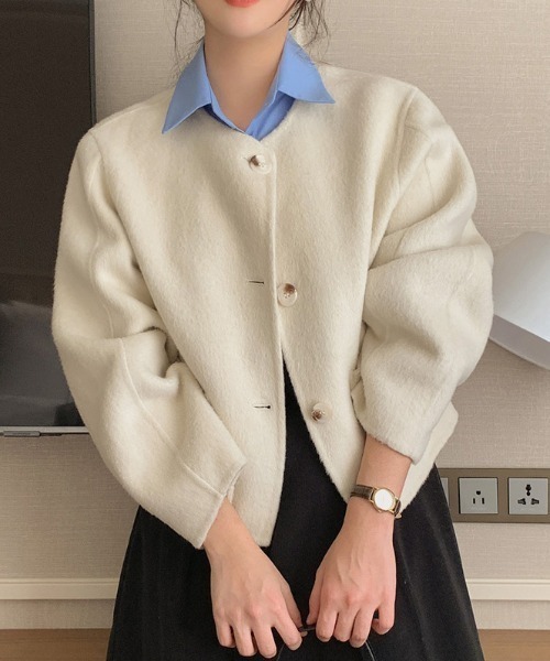 FREE STYLISTS(フリー スタイリスト)の「YUGA_YGMC Wool-like collarless short coat(ノーカラーコート・レディース・ライトグレー/オフホワイト・FREE)」の2枚目の写真