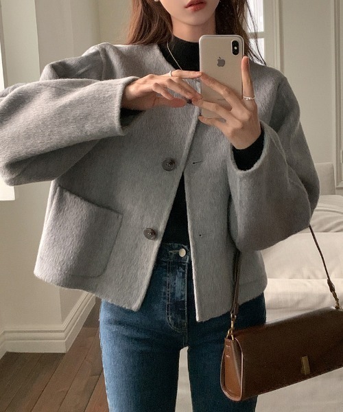FREE STYLISTS(フリー スタイリスト)の「YUGA_YGMC Wool-like collarless short coat(ノーカラーコート・レディース・ライトグレー/オフホワイト・FREE)」の1枚目の写真
