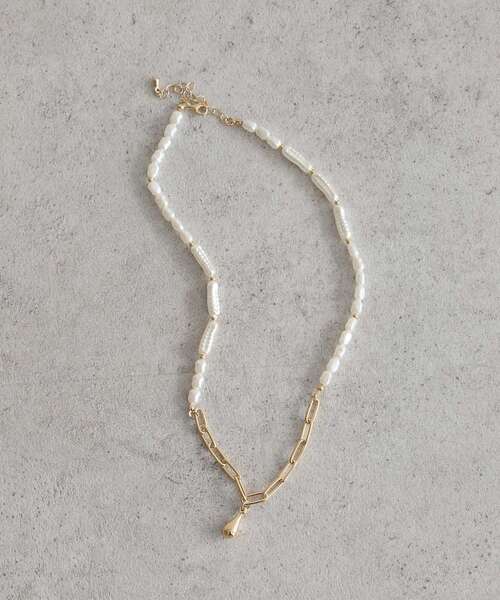 earth music&ecology（アースミュージックアンドエコロジー）の「パールMIXY字ネックレス（ネックレス・レディース・ゴールド/シルバー・FREE）」の2枚目の写真