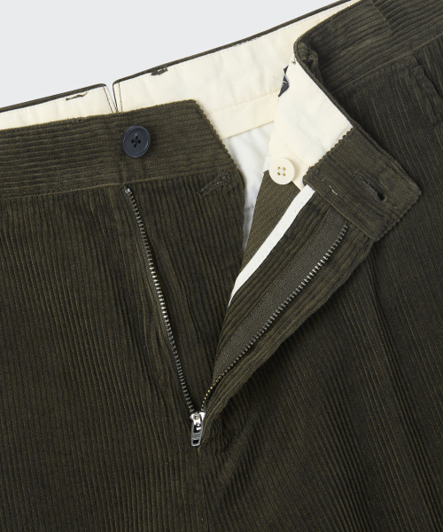MUSINSA STANDARD（ムシンサスタンダード）の「[シティワーカーズ] 8Wコーデュロイテーパードパンツ [ダークオリーブ]（その他パンツ・メンズ・その他・40/38/42/36/34/32/30/31/33/26/27/28/29）」の4枚目の写真