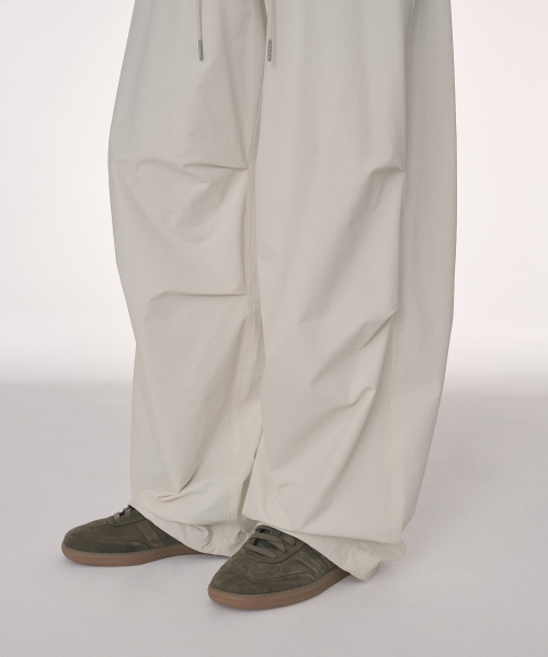 MUSINSA STANDARD WOMAN（ムシンサスタンダードウーマン）の「ウィメンズ薄起毛ナイロンパラシュートパンツ[クリーム]（スウェットパンツ・レディース・その他・30/24/26/28）」の8枚目の写真