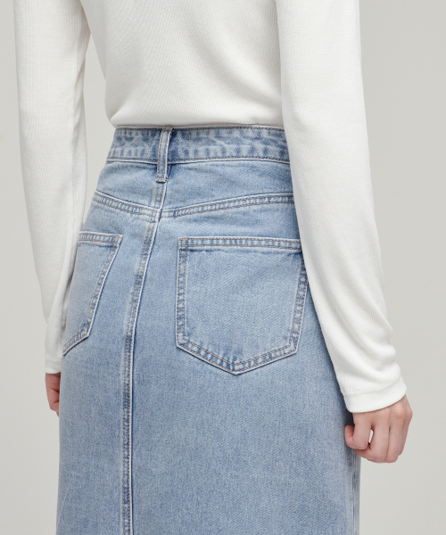 MUSINSA STANDARD WOMAN(ムシンサスタンダードウーマン)の「ウーマンズフロントスリットデニムロングスカート【ライトインディゴ】(スカート・レディース・その他・SMALL/MEDIUM/LARGE/X-SMALL)」の6枚目の写真