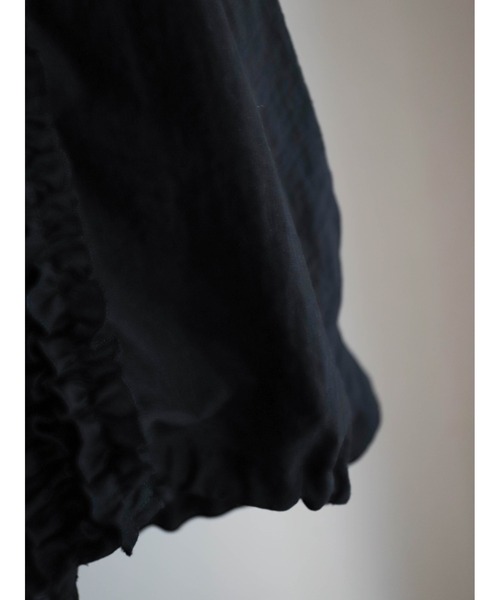 FIL DE FER（フィルデフェール）の「レーヨンシャンタン　ショートフリルシャツ（シャツ/ブラウス・レディース・グレー/ブラック・FREE）」の4枚目の写真