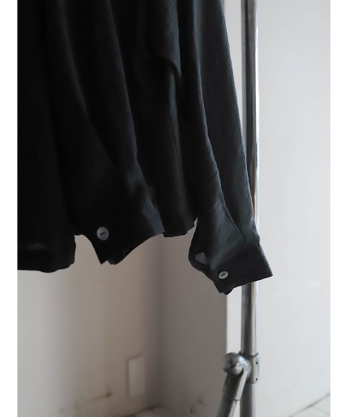 FIL DE FER（フィルデフェール）の「レーヨンシャンタン　ショートフリルシャツ（シャツ/ブラウス・レディース・グレー/ブラック・FREE）」の10枚目の写真