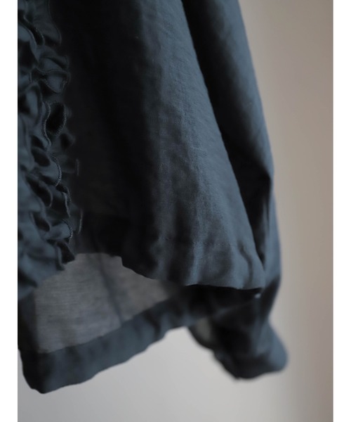 FIL DE FER（フィルデフェール）の「レーヨンシャンタン　ショートフリルシャツ（シャツ/ブラウス・レディース・グレー/ブラック・FREE）」の3枚目の写真