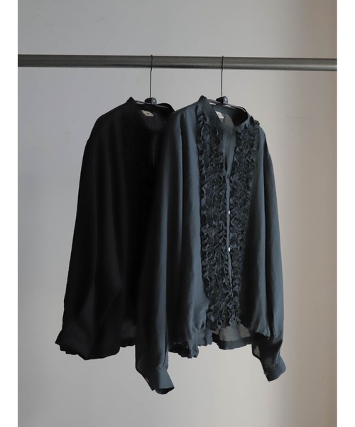 FIL DE FER（フィルデフェール）の「レーヨンシャンタン　ショートフリルシャツ（シャツ/ブラウス・レディース・グレー/ブラック・FREE）」の5枚目の写真