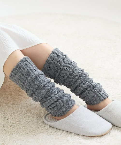 tutuanna（チュチュアンナ）の「[まるで毛布！のような暖かさ・厚手]あぜ編み裏起毛レッグウォーマー45cm丈（レッグウォーマー・レディース・ワイン/アーミー/ブラック/ターメリック/グレイッシュブルー/グレー/キナリ/ネイビー/チャコール・フリー）」の4枚目の写真