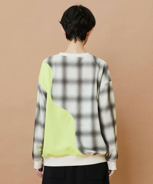 FRAPBOIS（フラボア）の「ハーフオンブレー スウェット（スウェット・レディース・グリーン/ベージュ・1/2）」の4枚目の写真