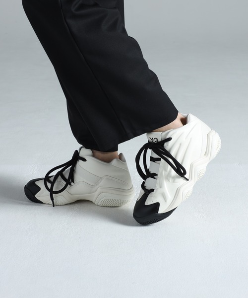 Y-3（ワイスリー）の「Y-3 MEGABALL（スニーカー・メンズ・ホワイト×ブラック・27.5cm/27.0cm/26.5cm/28.0cm/26.0cm/25.5cm/24.5cm/23.5cm/28.5cm/22.5cm/29.5cm）」の4枚目の写真