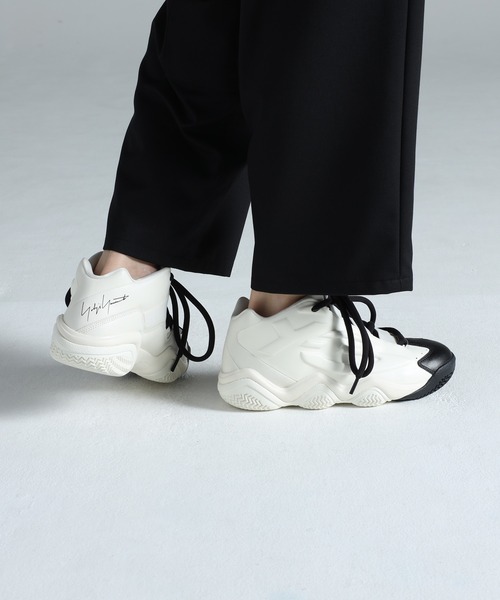 Y-3（ワイスリー）の「Y-3 MEGABALL（スニーカー・メンズ・ホワイト×ブラック・27.5cm/27.0cm/26.5cm/28.0cm/26.0cm/25.5cm/24.5cm/23.5cm/28.5cm/22.5cm/29.5cm）」の5枚目の写真