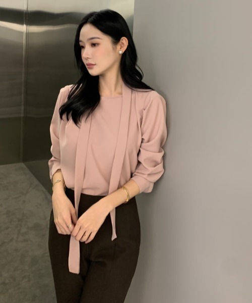 Aelina(エリナ)の「高級感イレギュラーリボンシャツ(シャツ/ブラウス・レディース・ホワイト/ブラック/ピンク/ブルー・FREE)」の1枚目の写真