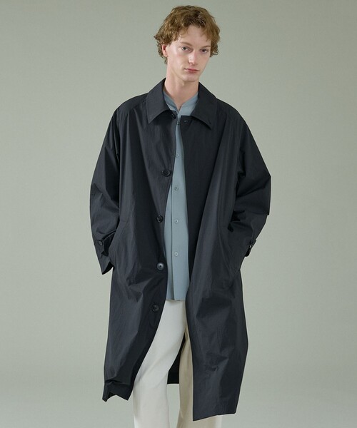 ABAHOUSE（アバハウス）の「クリスピーナイロン バルカラーコート / オーバーサイズ / 軽量 ストレッチ 撥水（ステンカラーコート・メンズ・ブラウン/ブラック・46/48）」の2枚目の写真