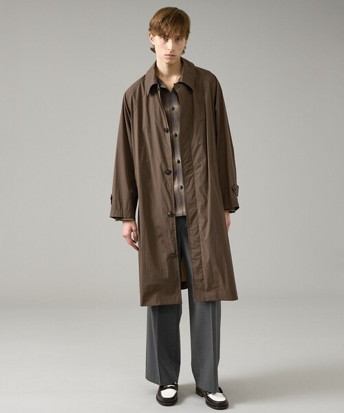 ABAHOUSE（アバハウス）の「クリスピーナイロン バルカラーコート / オーバーサイズ / 軽量 ストレッチ 撥水（ステンカラーコート・メンズ・ブラウン/ブラック・46/48）」の3枚目の写真