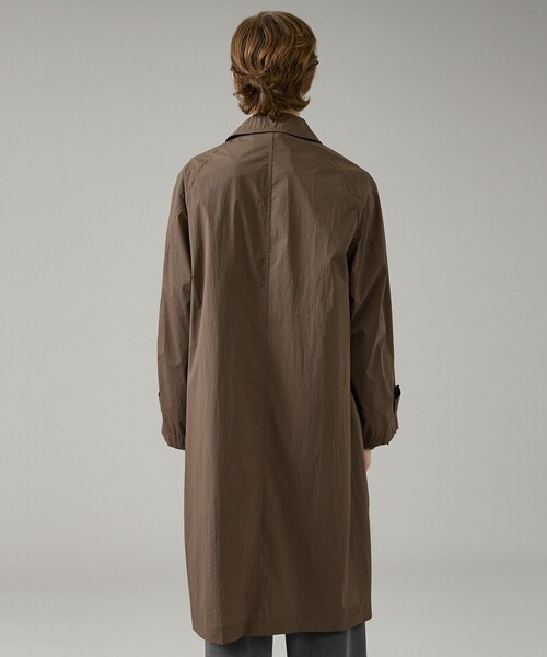 ABAHOUSE（アバハウス）の「クリスピーナイロン バルカラーコート / オーバーサイズ / 軽量 ストレッチ 撥水（ステンカラーコート・メンズ・ブラウン/ブラック・46/48）」の6枚目の写真