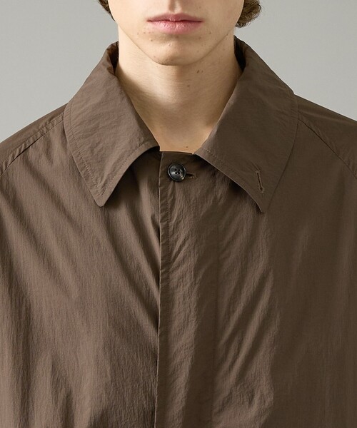 ABAHOUSE（アバハウス）の「クリスピーナイロン バルカラーコート / オーバーサイズ / 軽量 ストレッチ 撥水（ステンカラーコート・メンズ・ブラウン/ブラック・46/48）」の7枚目の写真