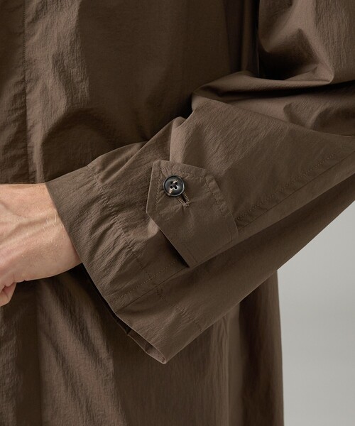 ABAHOUSE（アバハウス）の「クリスピーナイロン バルカラーコート / オーバーサイズ / 軽量 ストレッチ 撥水（ステンカラーコート・メンズ・ブラウン/ブラック・46/48）」の8枚目の写真