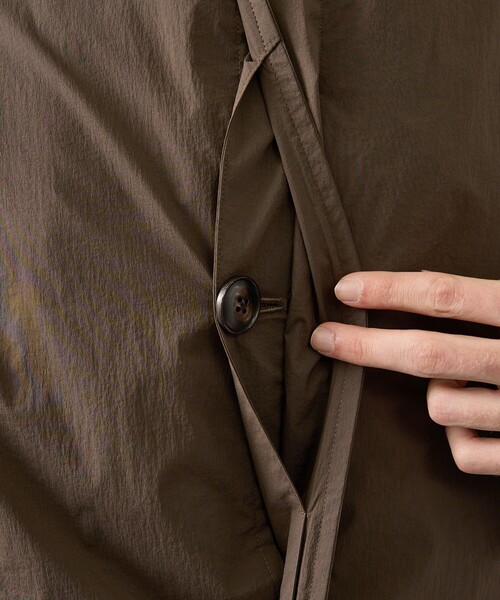 ABAHOUSE（アバハウス）の「クリスピーナイロン バルカラーコート / オーバーサイズ / 軽量 ストレッチ 撥水（ステンカラーコート・メンズ・ブラウン/ブラック・46/48）」の10枚目の写真