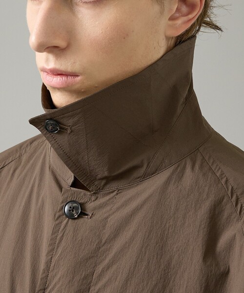ABAHOUSE（アバハウス）の「クリスピーナイロン バルカラーコート / オーバーサイズ / 軽量 ストレッチ 撥水（ステンカラーコート・メンズ・ブラウン/ブラック・46/48）」の11枚目の写真