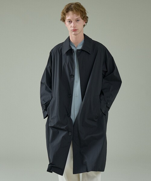 ABAHOUSE（アバハウス）の「クリスピーナイロン バルカラーコート / オーバーサイズ / 軽量 ストレッチ 撥水（ステンカラーコート・メンズ・ブラウン/ブラック・46/48）」の15枚目の写真