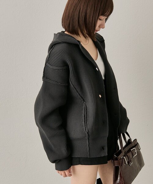 mline（エムライン）の「[mline]ビッグボタンカーディガン（カーディガン/ボレロ・レディース・ベージュ/チャコールグレー・FREE）」の2枚目の写真