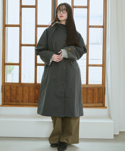 BROKEN BASE(ブロークンベース)の「Stand-Neck Trench Coat(トレンチコート・メンズ・ベージュ/チャコール・フリー)」の2枚目の写真