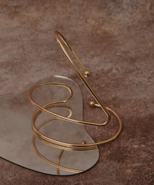 VIBGYOR Women（ヴィブジョー　ウィメン）の「【resonance】シンプルデザイン メタル パームカフ(右手用)（バングル/リストバンド・レディース・ゴールド・FREE）」の3枚目の写真