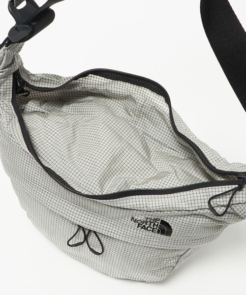 THE NORTH FACE(ザノースフェイス)の「<THE NORTH FACE>メノウ ウォーカー ショルダー バッグ(ショルダーバッグ・メンズ・グレー系・FREE)」の6枚目の写真