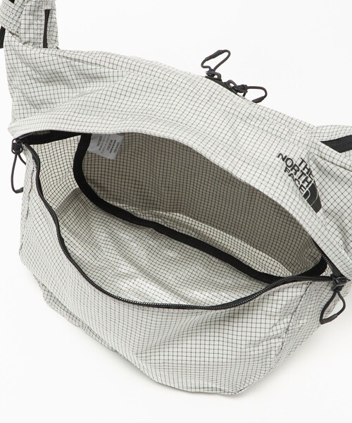 THE NORTH FACE(ザノースフェイス)の「<THE NORTH FACE>メノウ ウォーカー ショルダー バッグ(ショルダーバッグ・メンズ・グレー系・FREE)」の5枚目の写真