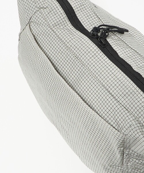 THE NORTH FACE(ザノースフェイス)の「<THE NORTH FACE>メノウ ウォーカー ショルダー バッグ(ショルダーバッグ・メンズ・グレー系・FREE)」の4枚目の写真