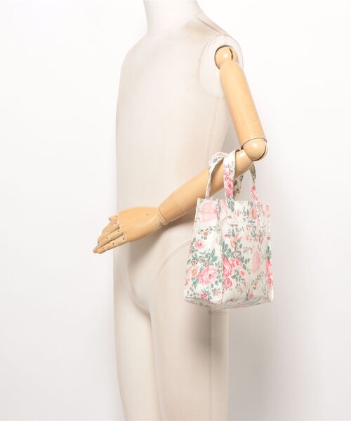 Cath Kidston(キャスキッドソン)の「スモール ブックバッグ Hackney Rose(ハンドバッグ・レディース・ピンク・FREE)」の2枚目の写真