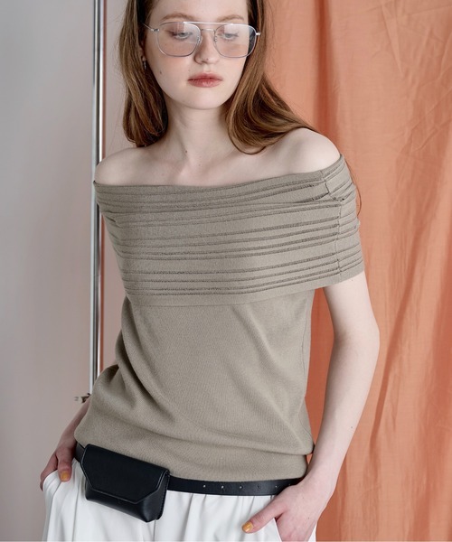 LOSCa(ロスカ)の「ドレープオフショルニット(Tシャツ/カットソー・レディース・ベージュ/ブラック/オフホワイト・FREE)」の4枚目の写真
