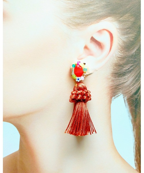 tone(トーン)の「【七音】チェコガラスとタッセルのピアス(MA)(ピアス(両耳用)・レディース・レッド/ブラウン・FREE)」の5枚目の写真