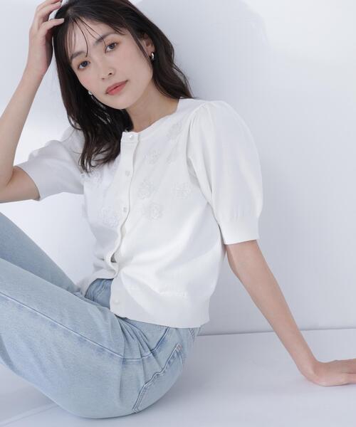 NATURAL BEAUTY BASIC（ナチュラルビューティーベーシック）の「フラワーモチーフカーディガン（カーディガン/ボレロ・レディース・ブラック/グレー系その他/オフホワイト・ﾌﾘ-）」の2枚目の写真