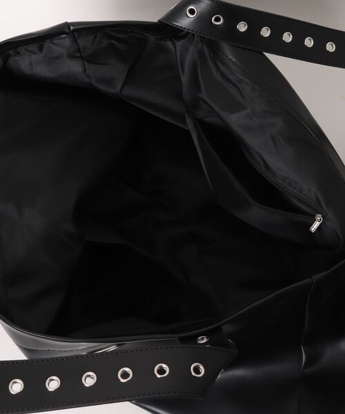 LA VORAGINE(ラ ヴォラジネ)の「ブラック パンク アイレットトートバッグ 大容量 リベット レトロ ショッピングバッグ(トートバッグ・レディース・ブラック・FREE)」の8枚目の写真